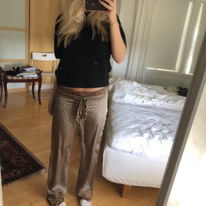 Pyjamasbyxor satin - Så najs satin pyjamasbyxor, men går att ha till vardags också! Jag är ca 170