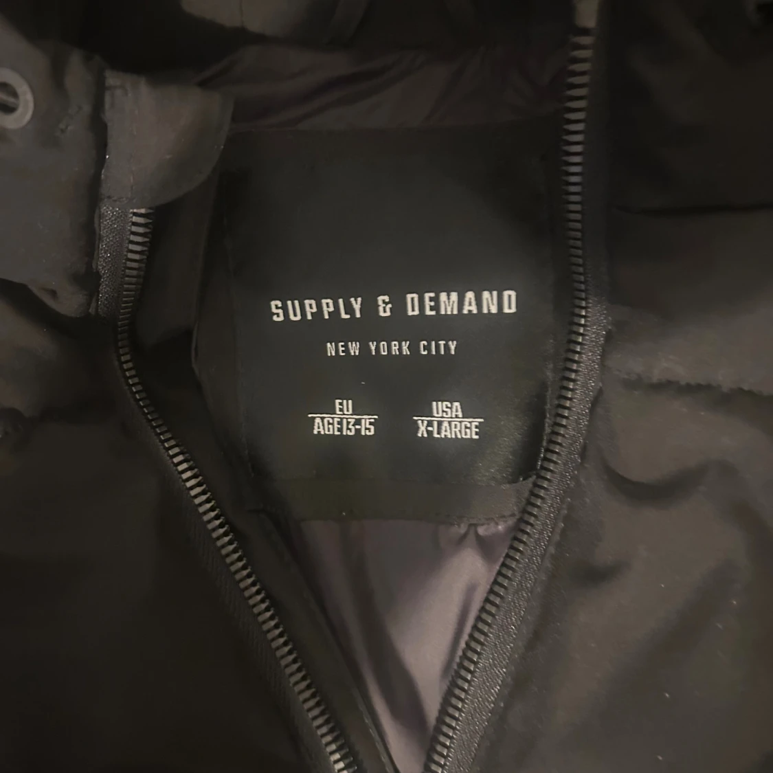 Svart pufferjacka Supply & Demand - 3