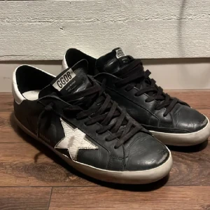 Golden goose - Säljer nu mera mina golden goose. Säljer dom för att dom inte passar längre. Hör av er vid funderingar. Priset ej hugget I sten.