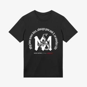Svart t-shirt Marcus & Martinus - Cool svart t-shirt med stort tryck framtill av en orm som slingrar sig runt bokstäverna MM. Texten 'My love never dies, always you and I, to another life' i vitt och rött. Perfekt för dig som gillar snygga statement-plagg.