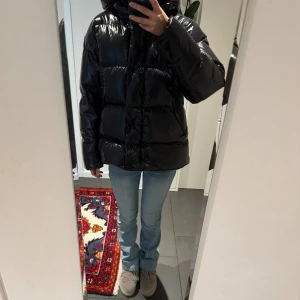 8848 Jacka - Jätte fin vinterjacka från 8848 altitude. Den är i väldigt fint skick.  Inga repor eller rispor och glansen på den är kvar. Köpte den för 3000kr. Storlek 160, men passar mig jättebra som har xs och är 166 cm🌸