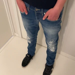 Dondup george  - Säljer nu dessa otroligt feta och eftertraktade DONDUP jeans i ett 10/10 skick 🤩. (Nypris ca 3000 kr) Hör av er vid minsta fundering