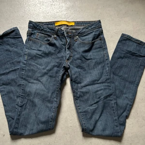 Blå jeans - Klassiska blå jeansbyxor med raka ben som aldrig fått någon använding då jag inte hann lämna tillbaka dom. Jeansen har kontrastsömmar och är tillverkade i 99% bomull och 1% lycra för lite stretch. Perfekta för dig som gillar en tidlös och enkel stil.