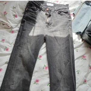 Bootcut jeans - Snygga bootcut jeans från Bershka. 