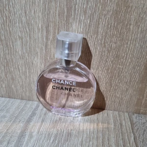 Chanel Chance Eau Tendre parfym - Chanel Chance Eau Tendre är en ikonisk parfym med modern känsla. Den stilrena flaskan och den ljusrosa vätskan gör den till ett trendigt val för dig som vill sticka ut. Perfekt för dig som gillar exklusiva och välkända märken.