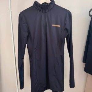 Långärmad tröja - Funktionell långärmad tröja (herr) i mörkblått, från klädmärket A-Z. Storlek M. Tillverkad i ett lätt, stretchigt och snabbtorkande material som andas bra. Sparsamt använd, är i mycket bra skick.