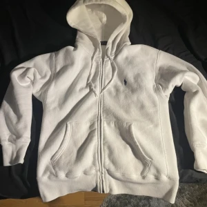 Polo Ralph Lauren  - Hej jag säljer min fina kofta då den ligger bara i garderoben. Den är jätte fin och har inga skador, repor eller fläckar. Jag går ner bara vid en snabb och smidig affär.