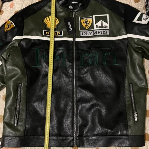 Ferrari skinnjacka MachoCity marlboro - Helt ny Ferrari skinn jacka från Macho City. Tag fortfarande på, kan göras lite tightare som man ser på den sista bilden, Storlek XL