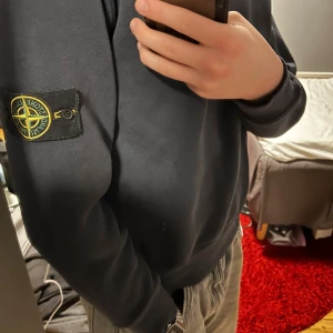 Vintage Stone Island crew neck - Säljer min marinblå Stone Island crew neck som jag ärvt av min kusin för ksk 10 år sen. Var för stor då och nu har den blivit för liten i ärmarna. Låg i en garderob 90% av tiden. Stone Island patchen kom inte original då jag måste ha tappat bort den som liten. Den är köpt i efterhand. Köp.          Ljuset i bilderna får det att se ut som den är missfärgad men det är den inte. 