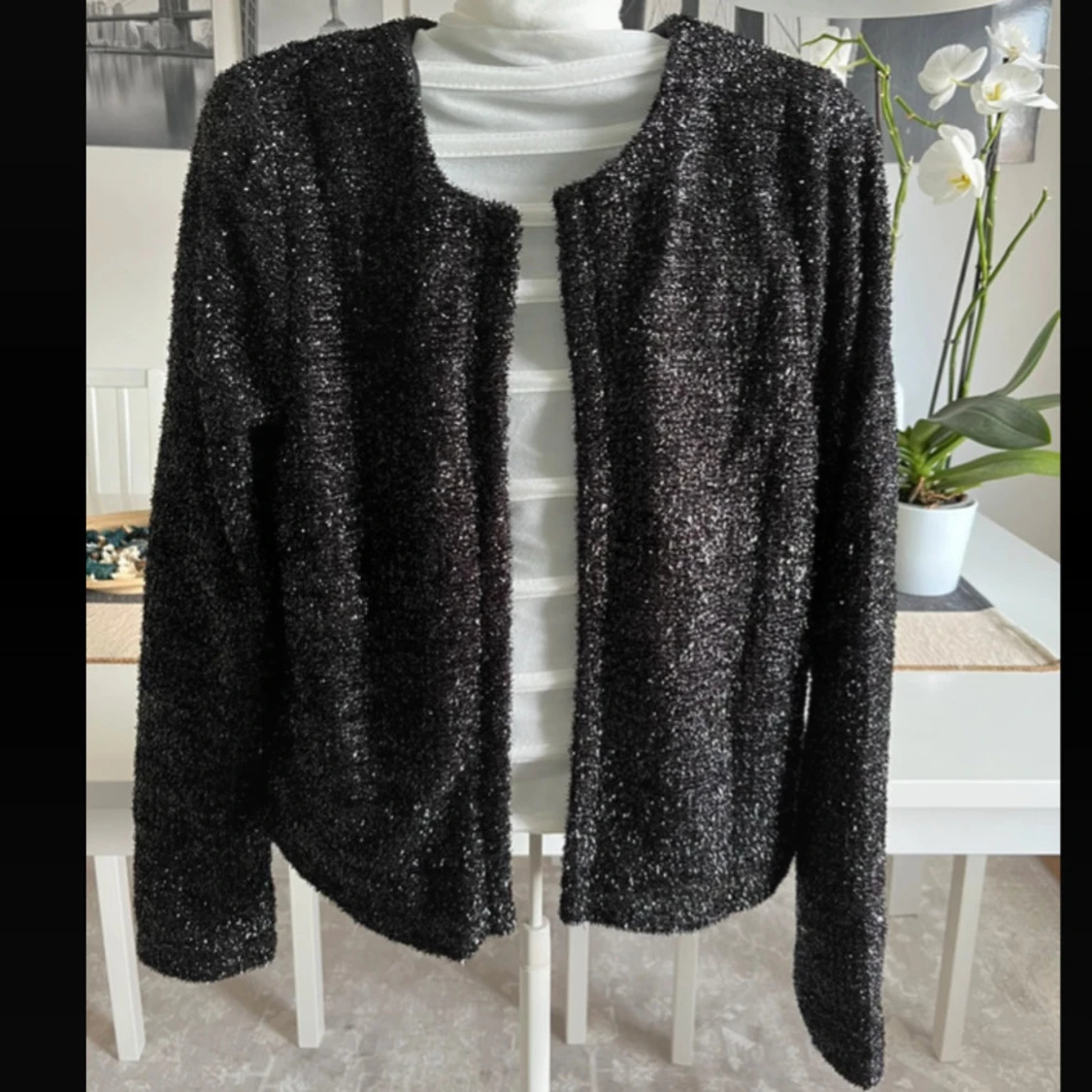 Glittrig svart kofta från Vila