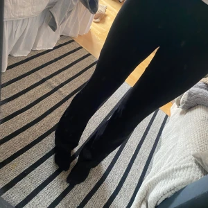Svarta leggings från 157 - Säljer ett par svarta leggings från 157 i storlek S. De är i bra skick och perfekta för både vardag och träning. Materialet är mjukt och stretchigt, vilket ger en bekväm passform. Passar utmärkt till höst- och vintergarderoben.