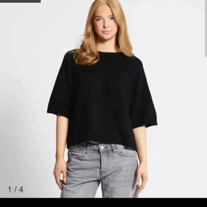 Svart stickad tröja med halvärm - En svart stickad tröja med avslappnad passform och halvärmar. Tröjan har en rak, boxig siluett och rund halsringning. Perfekt för lager-på-lager och funkar året runt. Enkel och stilren design som är lätt att matcha. Pris går såklart att diskutera 💞💞🫰🏽