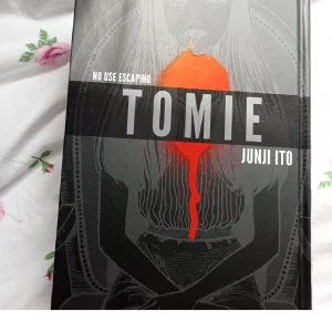 Tomie manga - Mycket stor skräckbok av junji ito som känns som ny. Obs att den är ganska disturbing!!