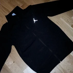 Svart Jordan hoodie  med dragkedja jätte fin - Jordan hoodie riktigt fräsch använd ett 10 till 15 ggr så den är väl ny då vi tar hand om våra saker storlek S  säljes för 599