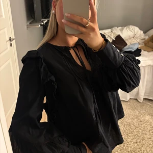 Svart blus från BikBok  - Jättesöt blus från BikBok med superfina detaljer. Använd typ 2 ggr💞