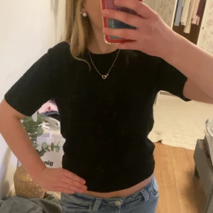 Svart stickad t shirt  - Hejj jag säljer denna svarta stickade trekvartsärmade tröjan för att den inte används längre. Jag har använt den ett par gånger men inga tecken på användning💗 skriv om ni har några frågor!