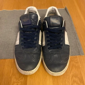 Valentino flycrew - Säljer dessa blåa flycrew som är i storlek 42. Passar dock 43 lätt. De är okej skick, säljer då jag redan har ett par. Köp bara om man vet skicket, tar inga returer.  Bilderna visar skicket. 13 nitar kvar tsm. Endast skor tillkommer. De är mest smutsiga bara så om man orkar tvätta dem så kan man få dem sjukt snygga