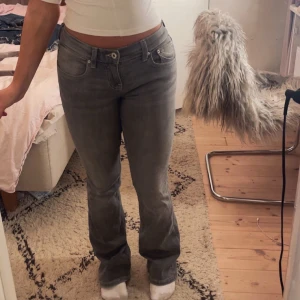 Grå bootcut jeans från gina tricot - Säljer ett par gråa jeans från Gina tricot nypris 499kr  stilrena jeans med bootcut passform och snygga detaljer på bakfickorna. Jeansen har klassisk femficksdesign, normal midja och är tillverkade i mjukt jeanstyg som sitter skönt. Perfekt för dig som gillar stilrena och coola jeans.