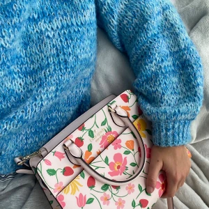 Kate Spade-väska - Axelremsväska från Kate Spade.  Ljusrosa med blommigt mönster.   29,5 x 22 x 13,5 cm.  Prisförslag välkomnas 🩷