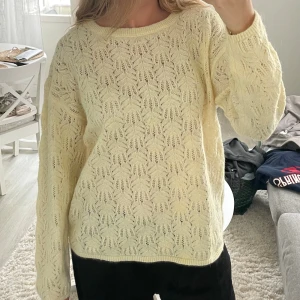 Ljus gul stickad tröja  - Jättesöt stickad tröja ifrån primark i storlek 