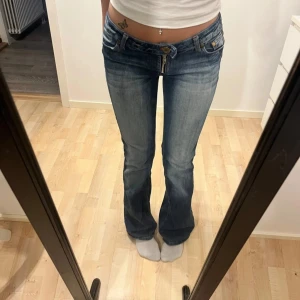 Bootcut jeans - Säljer dessa snygga jeans då dom inte kommer till användning. Dom är insydda på baksidan (bild 4) så går att sprätta upp om dom är för små! Dom är även lite slitna nertill men annars bra skick💕