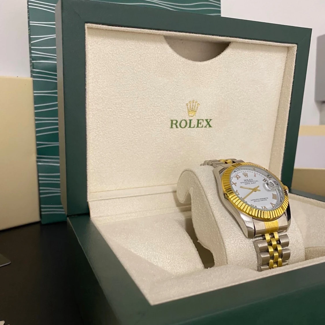 Stil ren klocka med silver och guld färg  - 1