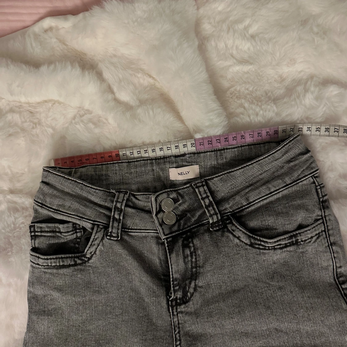 Grå bootcut jeans från Nelly