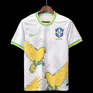 Vit Brasilien fotbollströja Nike - Snygg vit Brasilien fotbollströja från Nike med gröna och gula detaljer. Framsidan har stora gula fåglar och CBF-loggan på bröstet. Tröjan är kortärmad och har en sportig passform, perfekt för dig som älskar fotboll och vill sticka ut på planen.