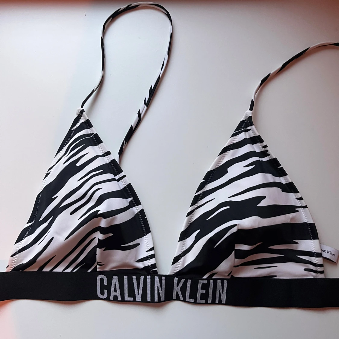 Zebramönstrad bikiniöverdel Calvin Klein