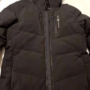 Sail Racing, ” Patrol Down” Vinterjacka - **PRISET ÄR INTE HUGGET I STEN** Säljer min vinterjacka i storlek S då jag tycker att den är för stor och inte passar min stil då den mest var ett impulsköp. Den är så gott som ny, knappt använd (max 3-4 ggr)  Jag väger 70kg och är ~176 cm lång. Har stått i garderoben på en klädhängare sedan den köptes..