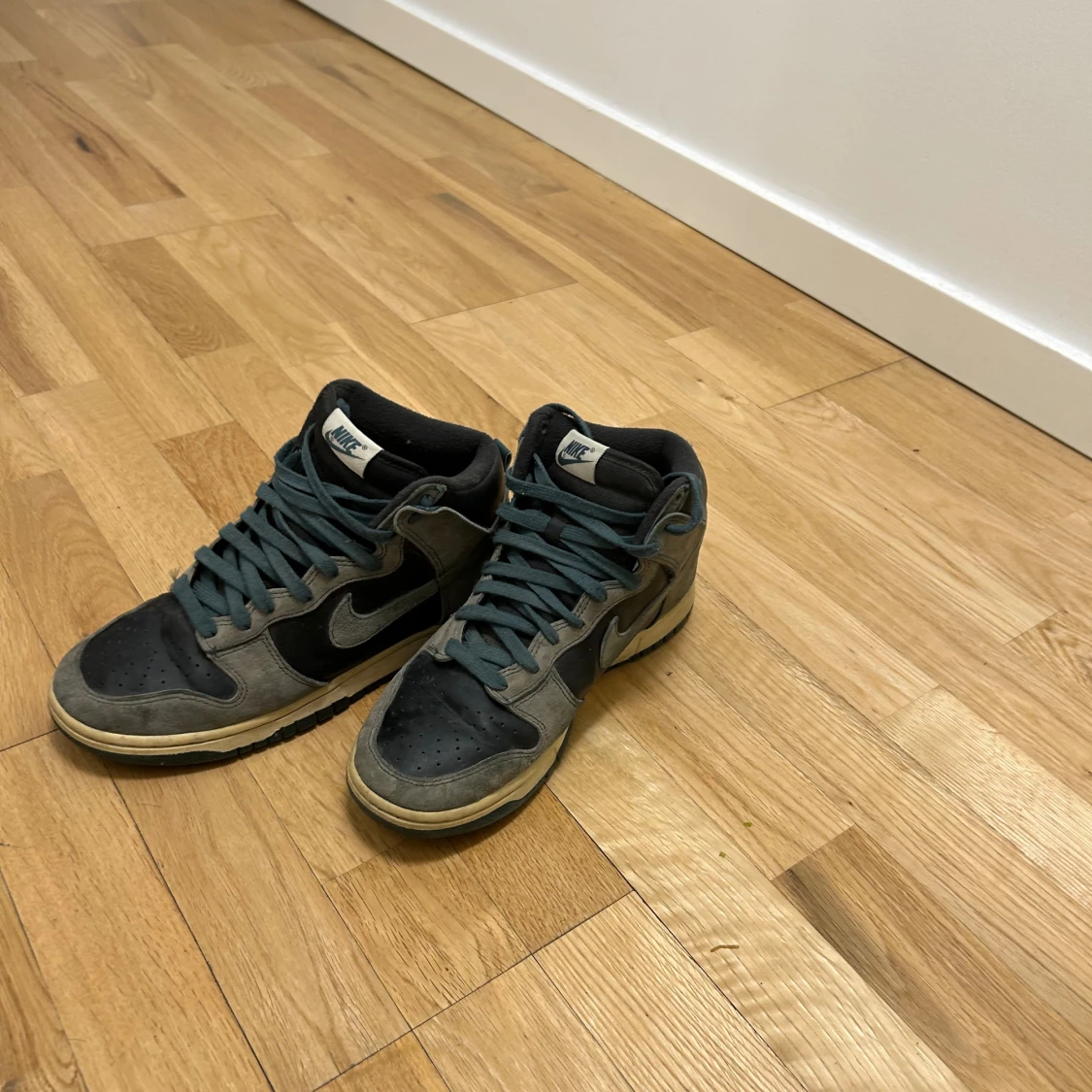 Nike Dunk High i grå och svart mocka - 2