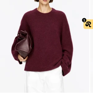 ALPACKA stickad tröja  - Säljer då den tyvärr är för liten (S), alltså endast testad. Djup vinröd alpacka stickning perfekt för hösten och vintertiderna. Nypris 990 säljer för 500 (490 kr rabatt) men kan eventuellt diskuteras. Från ARKET. Mer bilder fås privat ❤️