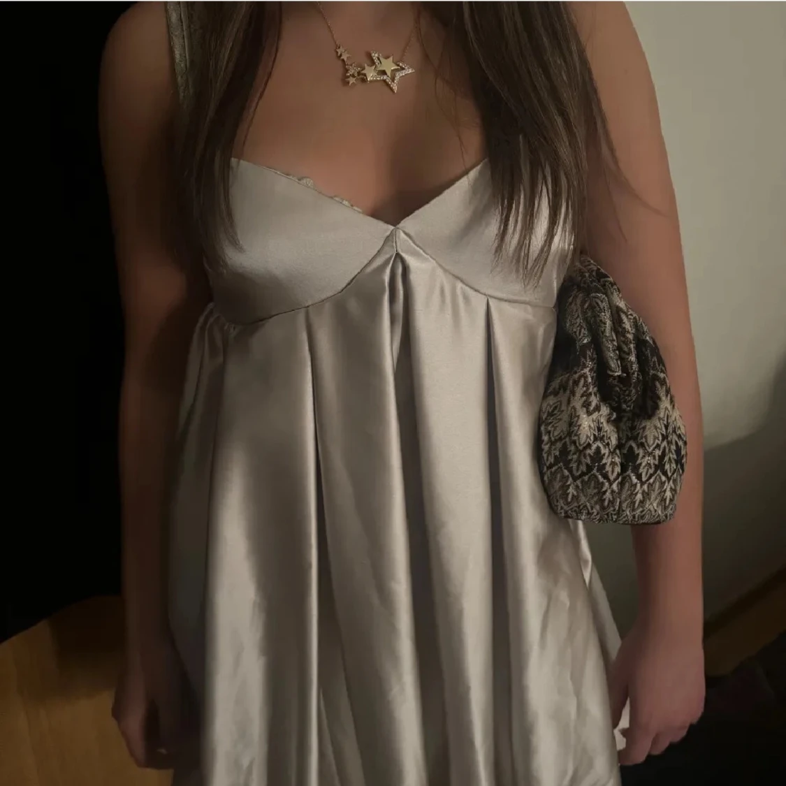 Champagnefärgad kort klänning med smala axelband