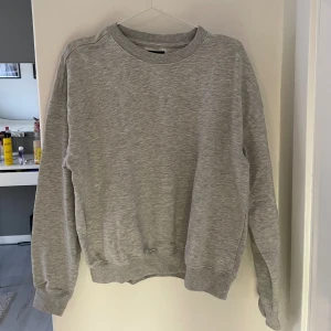 Ljusgrå sweatshirt  - En ljusgrå sweatshirt ifrån lager 157, hyfsat använd, inga defekter förutom en fläck (se sista bilden, men går möjligtvis bort i tvätten.