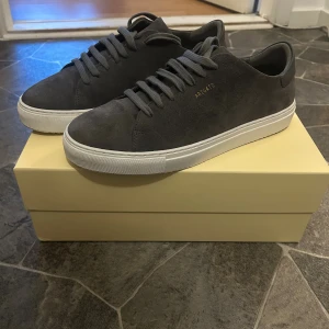 Grå mockasneakers från Axel Arigato - Hej! Säljer dessa äkta grå axel Arigatos clean 90 grey som endast är använda 1 gång! Kvitto, bag, och alla andra tillbehör tillkommer. Vid fler frågor är det bara att höra av sig🙌