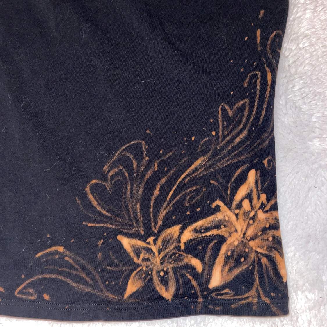 Svart blommig t-shirt  - 3