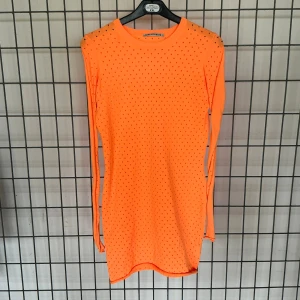 Acne Studios ”MARX HOLES PSS13”- stickad tröja/ klänning mini  - Acne Studios ”MARX HOLES PSS13”- stickad tröja/ klänning mini  Starkt lysande neonorange/neongul färg. En passform, som formar sig efter kroppen, heltäckandeperforerat hålmönster. -Material: 100% Nylon/polyamid -Storlek: XS Mått- Längd: ~86cm Axlar: 34cm Chest: 40x2‎ = 8080cm Midja: ~40cm Ärm (under): 54cm -Skick: Bra. Sparsamt använd