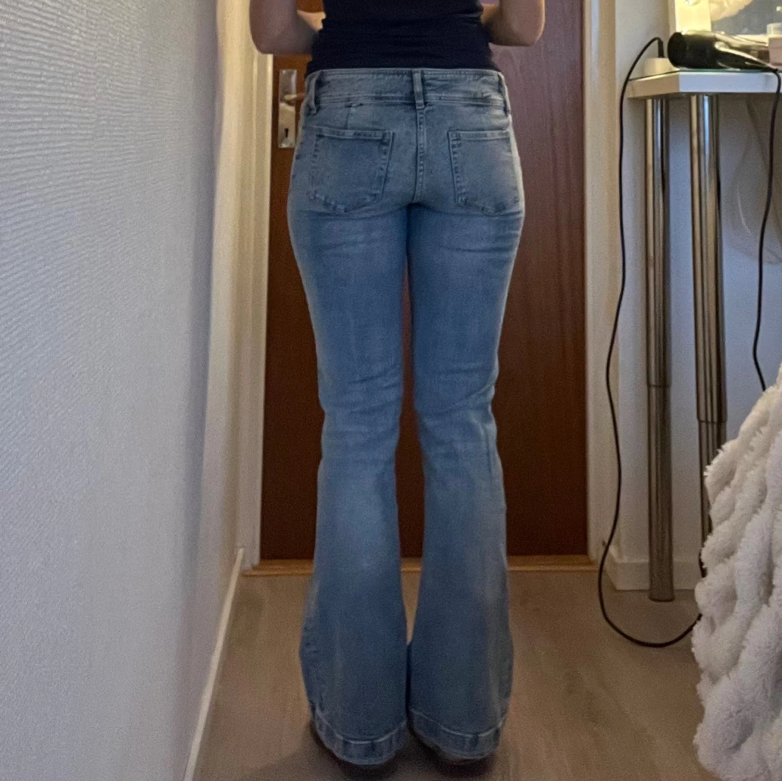 Bootcut jeans från Monki, ljusblå denim - 3