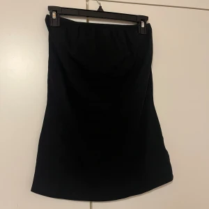 Olkaimeton toppi 38/40 - Musta olkaimeton toppi. Sisällä napakka resoriosuus. Koko 38/40. Kaikai n 30-45cm, pituus n 50cm. Eläintalous MMM, lisätietoja saa kysymällä Katsothan myös muut ilmoitukseni Tarjoa 