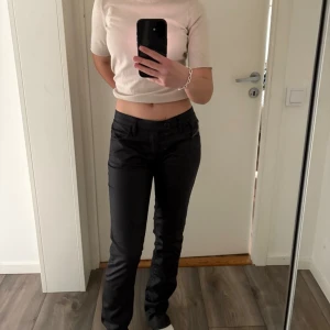 Diesel Livy-Biker W30 L32 - Populära jeans från Diesel i modellen Livy-Biker. Detta är den populära versionen i svart, vaxad/ coated denim som ger en läderliknande look. Modellen är 162 cm lång. Skriv privat om har några frågor.