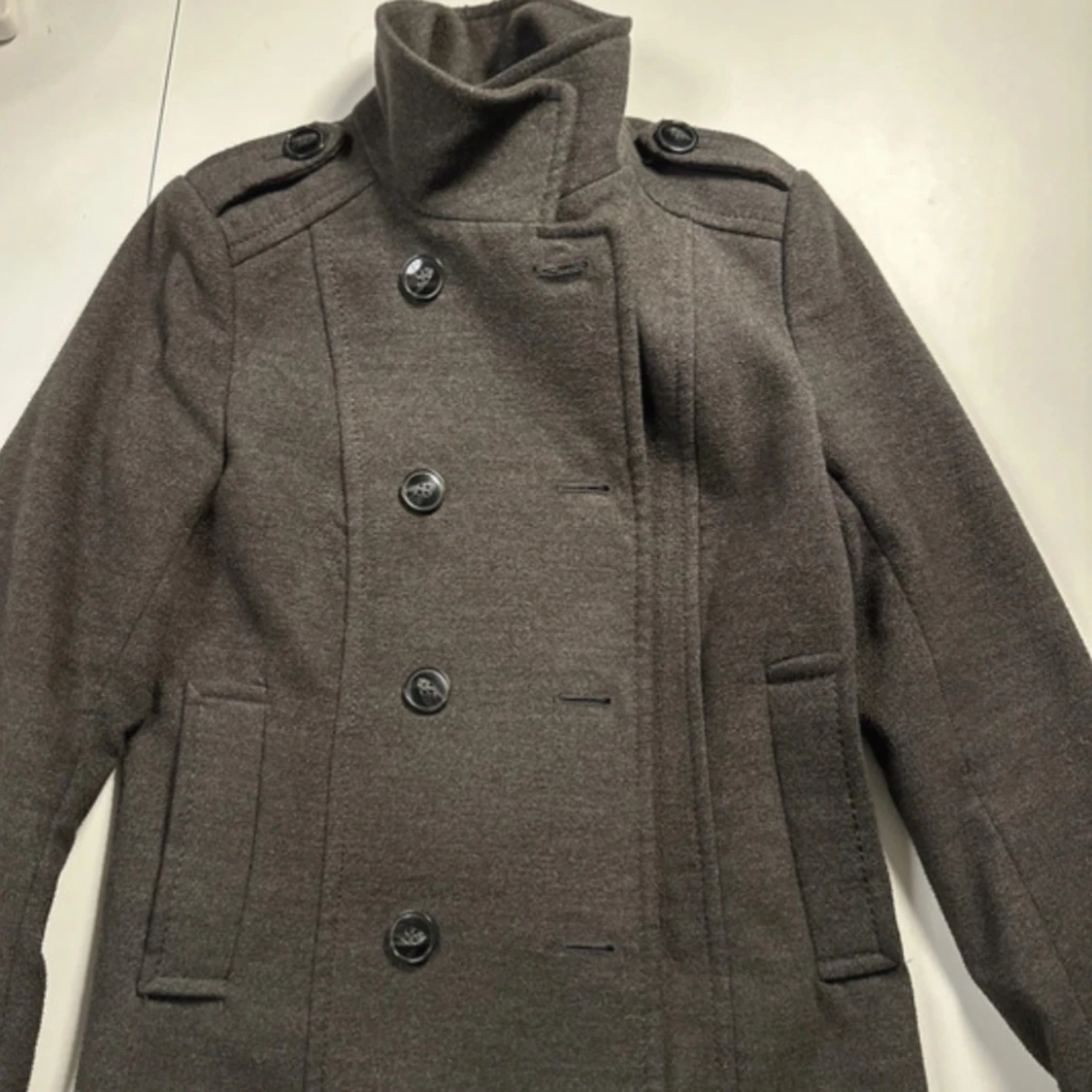 Mörkgrå kappa med hög krage