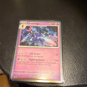 Ceruledge - Cool Pokémon-kort med Ceruledge, perfekt för samlare och fans! Kortet har snygg design och kraftfulla attacker som Life Sucker och Fighting Sword. Ett måste för dig som gillar Pokémon och vill ha något unikt i din samling.