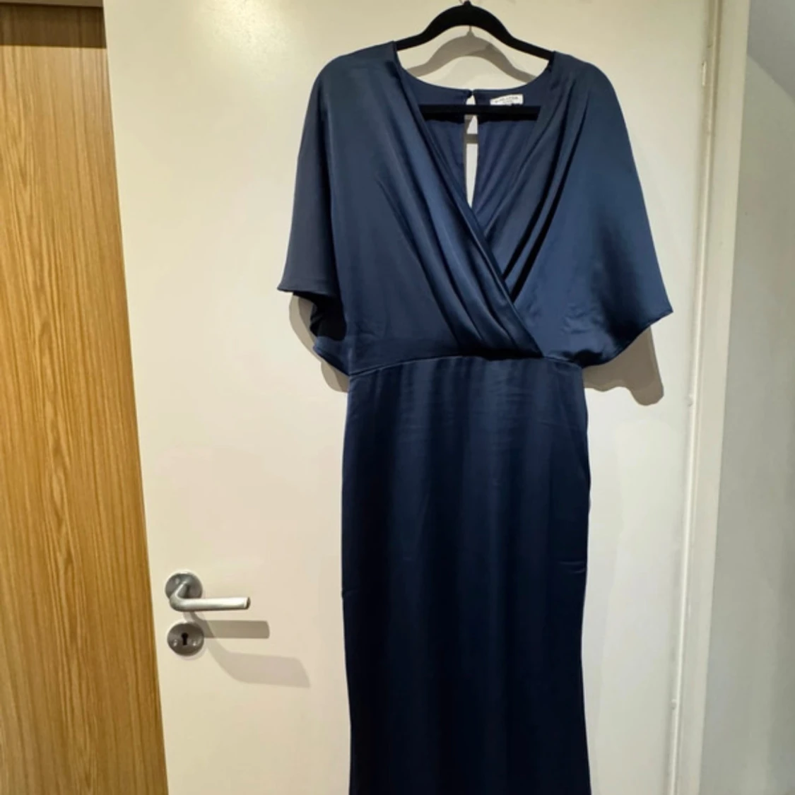 Marinblå långklänning från Bubbelroom