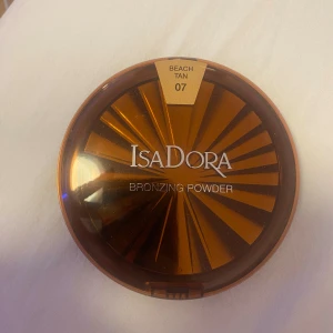 Isadora puder bronzer  - Säljer en puder bronzer från Isadora i färgen 07 beach tan, testad ca 2 gånger, färger passade inte mig därav säljer jag den! Säljer den för 60kr + frakt! 