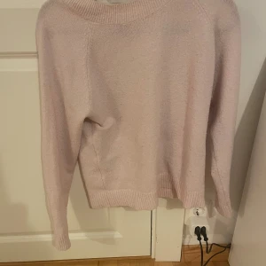 Ljusrosa stickad tröja Vero Moda - ljusrosa stickad tröja från veromoda. använd men fortfarande i fint skick, dock är den lite små nopprig. storlek: s/36