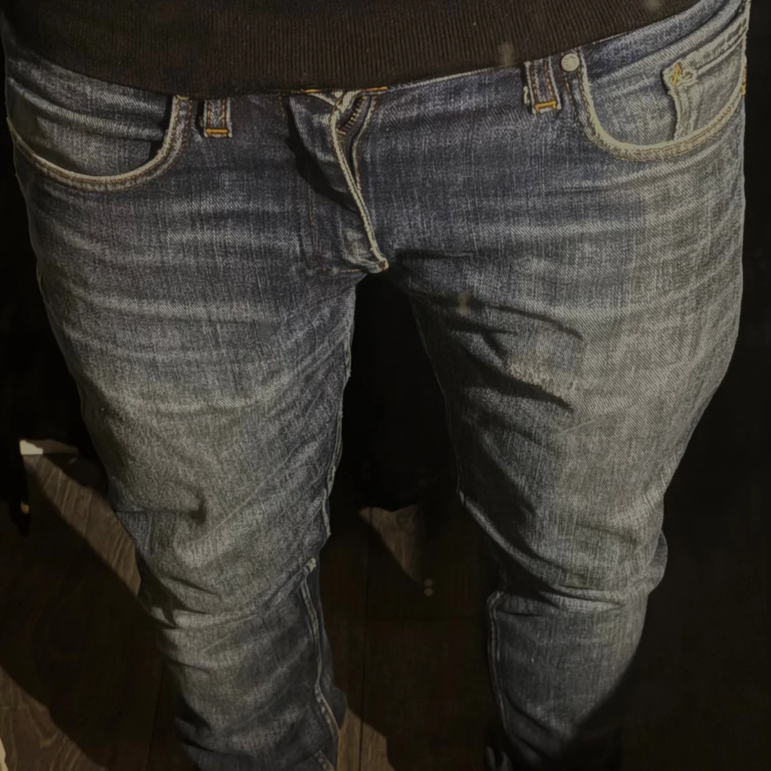 Blå jeans med slitningar - 3
