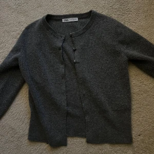 Mörkgrå kofta från Zara - Mysig mörkgrå kofta från Zara i storlek S. Går att knäppa men kan även användas som en cardigan. 