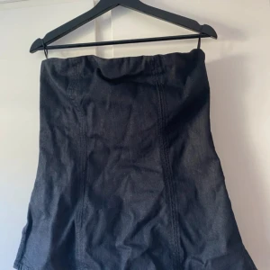 Denim topp från Zara - Mörkblå denim topp som inte kommer till användning💗