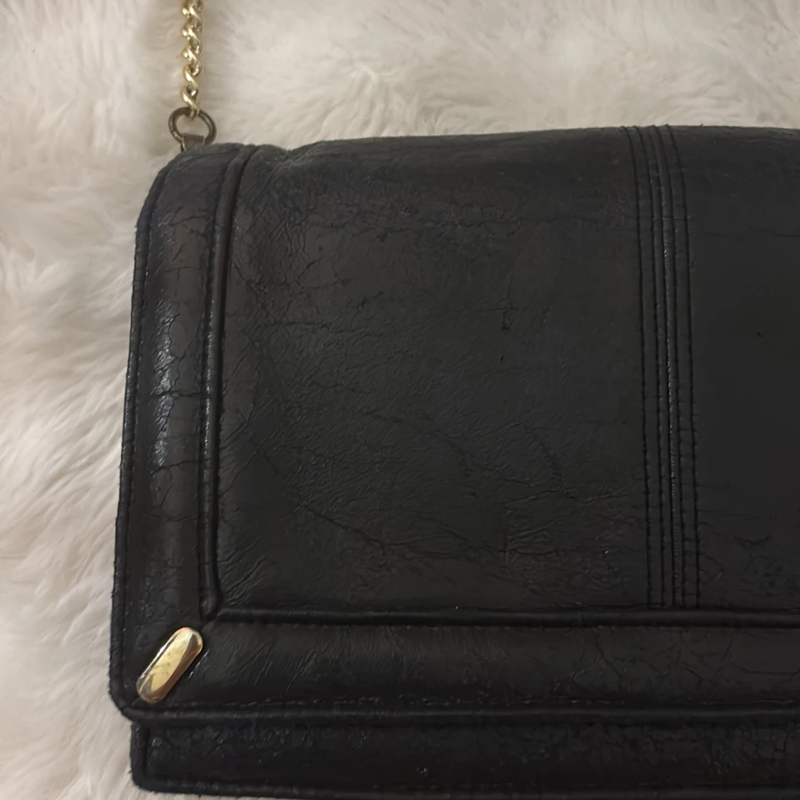 Svart axelväska med guldkedja - 1