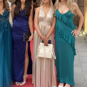 Champagnefärgad balklänning  - Kollar intressekoll på min balklänning köpt för 2000. Använd en gång 